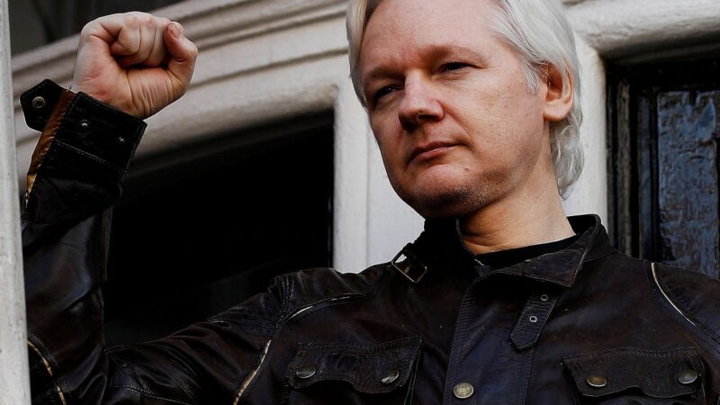 Assange tem recepção calorosa em desembarque na Austrália