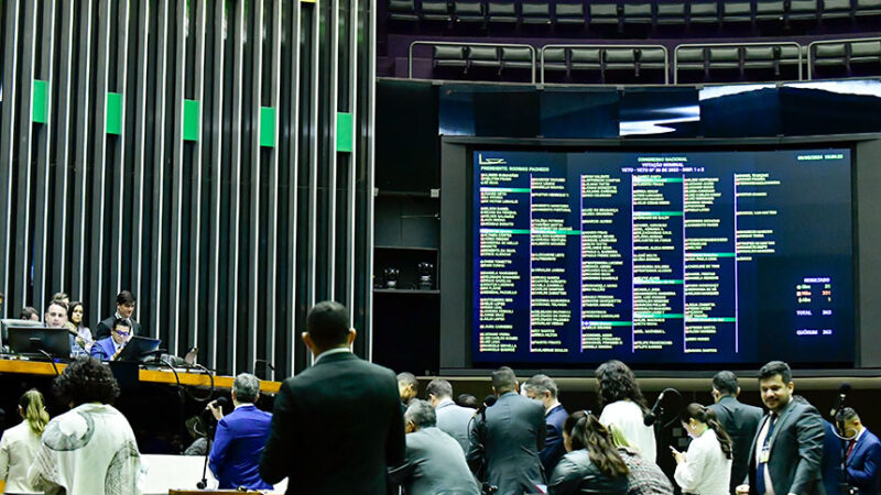 Senadores e deputados rejeitam vetos à lei que mudou regras de licitações — Senado Notícias