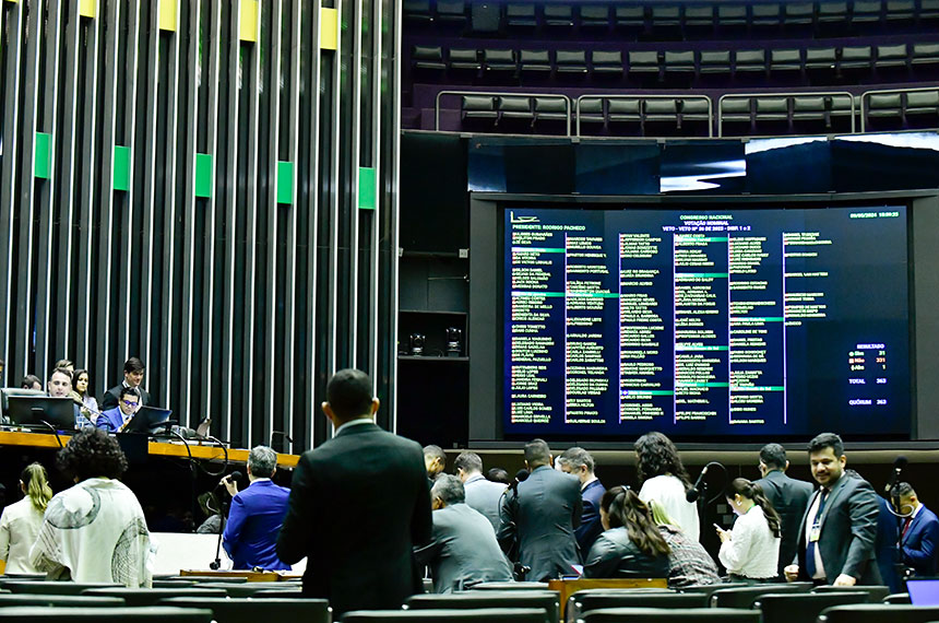 Senadores e deputados rejeitam vetos à lei que mudou regras de licitações — Senado Notícias