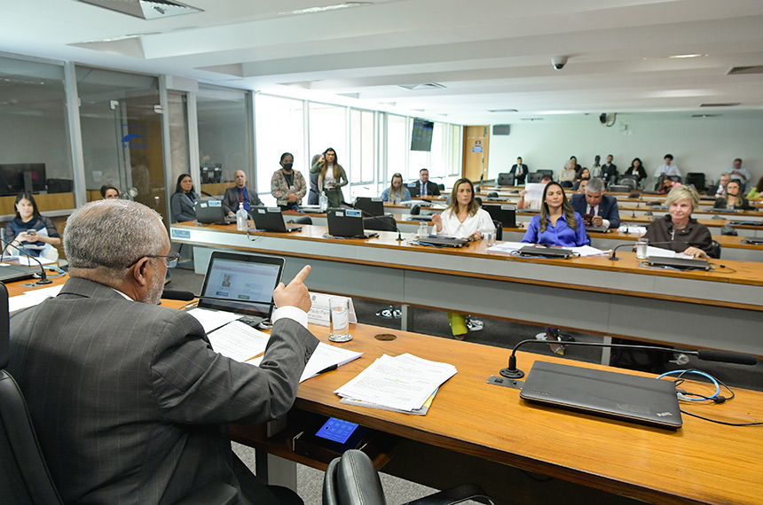 CDH aprova atendimento psicossocial a menores com pais vitimados ou presos — Senado Notícias