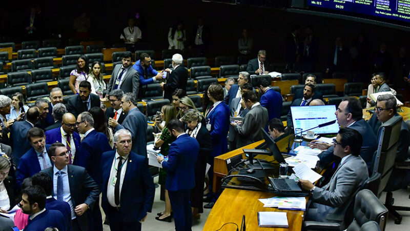 Parte da Lei das PMs é restaurada, mas maioria dos vetos é mantida — Senado Notícias