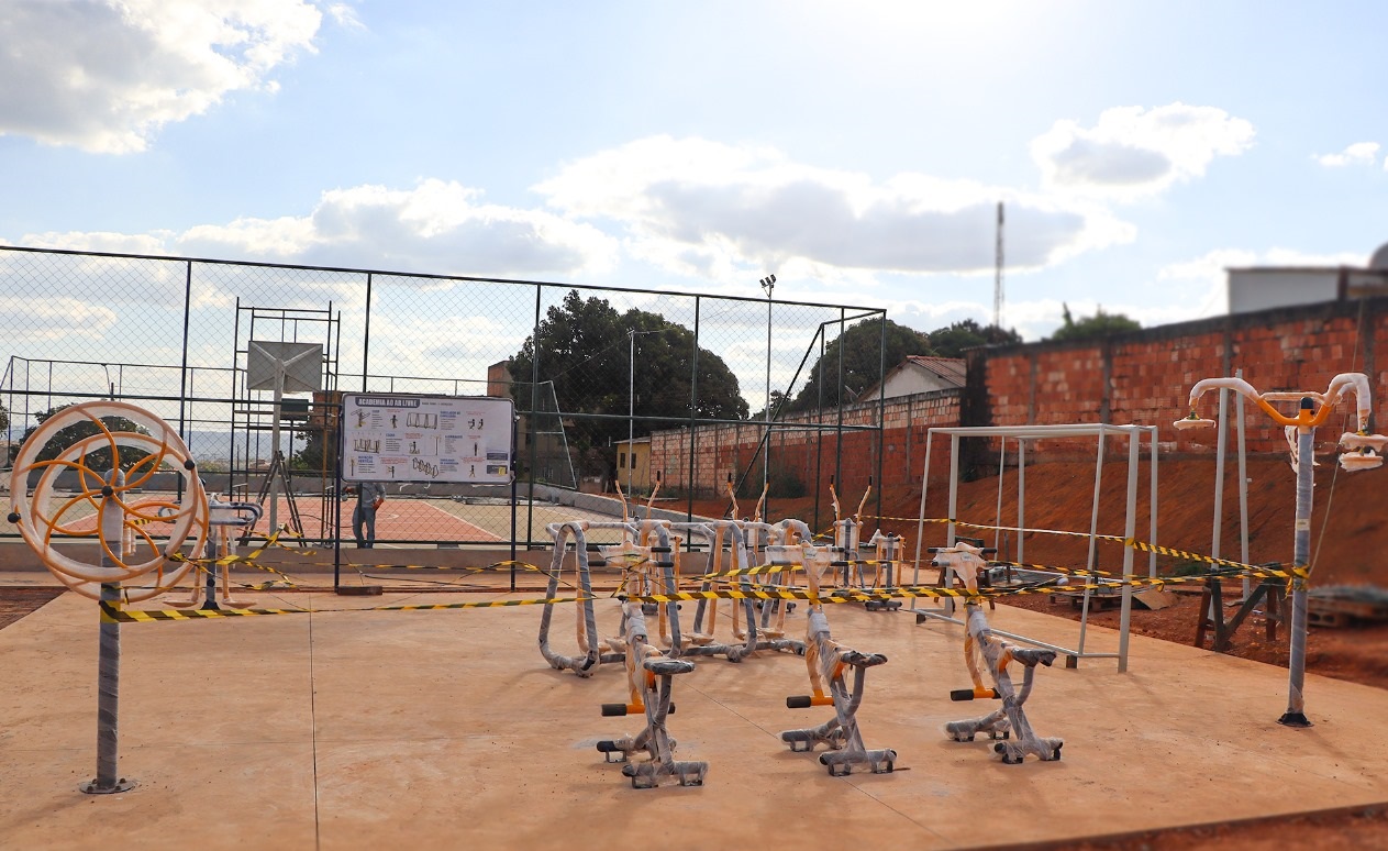 OBRAS DO ESPAÇO DE ESPORTE E LAZER NO BAIRRO ARARUAMA SEGUEM AVANÇADAS