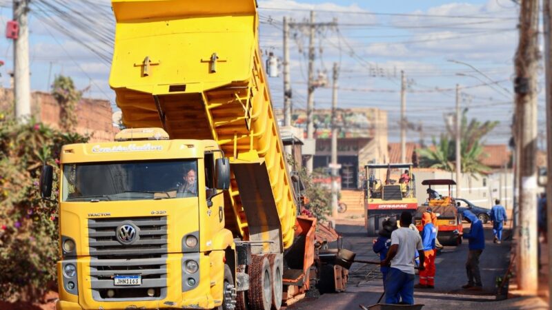 RUA BOTOCUDOS RECEBE PAVIMENTAÇÃO ASFÁLTICA E MORADORES COMEMORAM