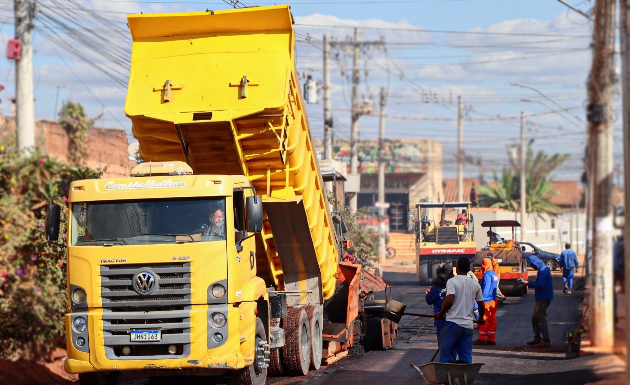 RUA BOTOCUDOS RECEBE PAVIMENTAÇÃO ASFÁLTICA E MORADORES COMEMORAM