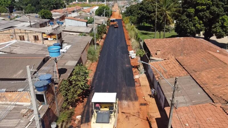 TRECHO DA RUA GUAJAJARAS RECEBE PAVIMENTAÇÃO ASFÁLTICA