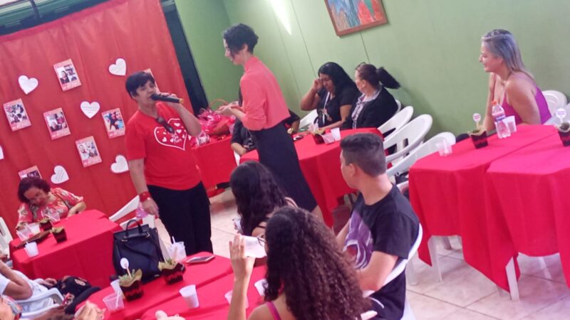 BIBLIOTECA PÚBLICA CORA CORALINA REALIZA CAFÉ POÉTICO EM HOMENAGEM AO DIA DAS MÃES