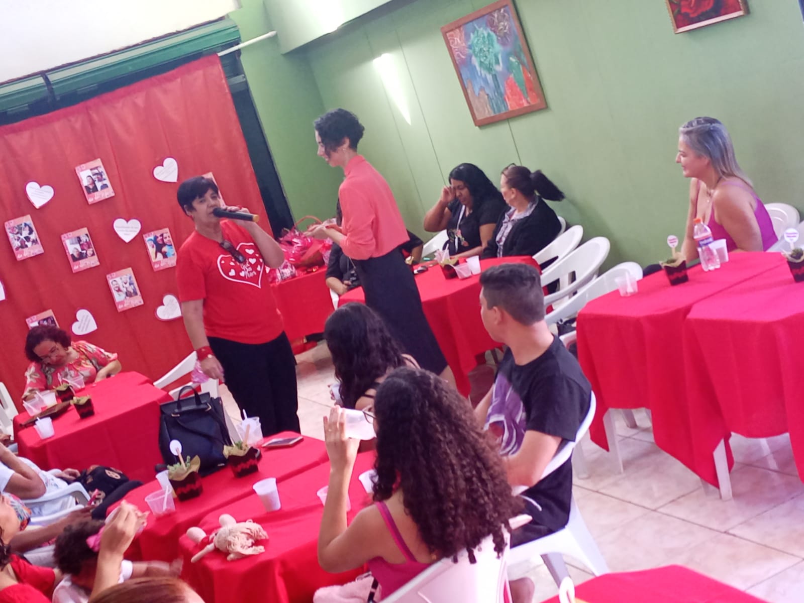 BIBLIOTECA PÚBLICA CORA CORALINA REALIZA CAFÉ POÉTICO EM HOMENAGEM AO DIA DAS MÃES