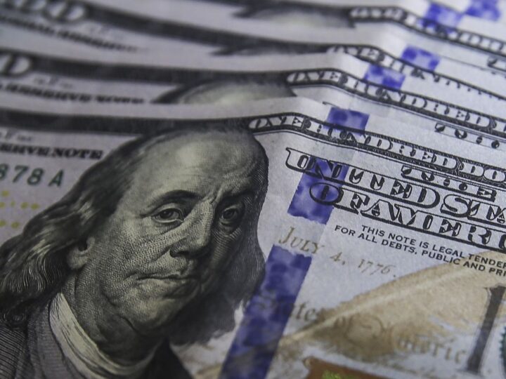 Dólar fecha na maior cotação do Plano Real na espera por cortes