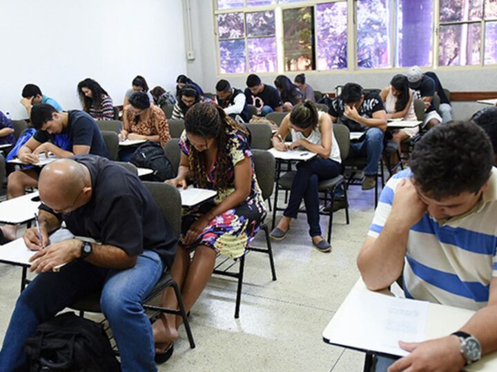 Estudantes fazem a prova do Enade neste domingo