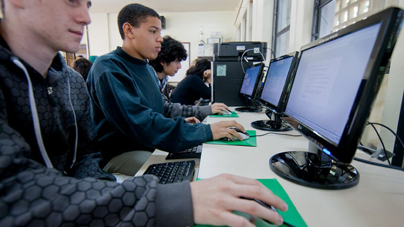 Instalação obrigatória de internet nas escolas públicas deve ser votada na CCDD — Senado Notícias