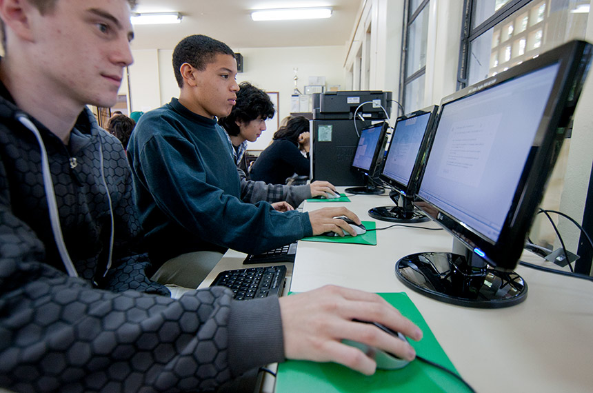 Instalação obrigatória de internet nas escolas públicas deve ser votada na CCDD — Senado Notícias