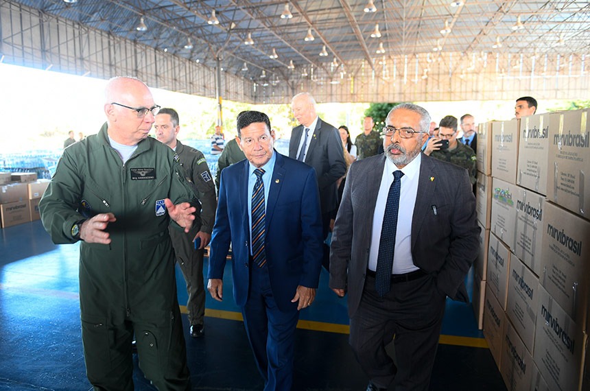 Comissão do Rio Grande do Sul visita Base Aérea e agradece por doações — Senado Notícias