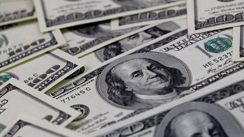 Dólar fecha a R$ 5,60 com apagão cibernético e eleições americanas