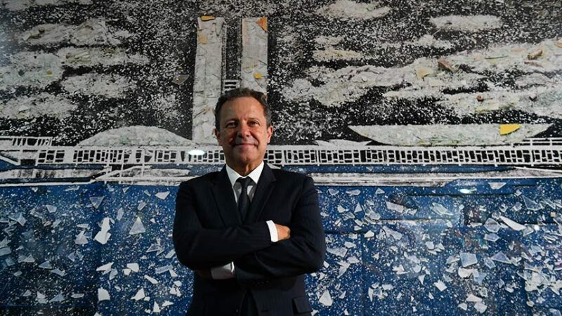 Documentário e catálogo registram obra de Vik Muniz sobre 8 de janeiro — Senado Notícias