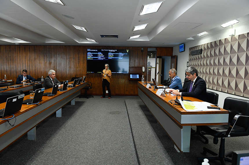 Audiência pública vai debater livre acesso de personal trainers a academias — Senado Notícias