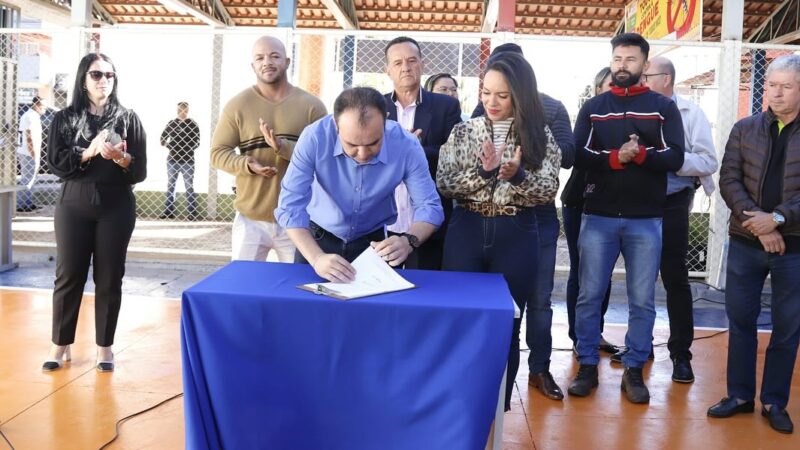 SECRETARIA DE EDUCAÇÃO ASSINA ORDEM DE SERVIÇO DA REFORMA COMPLETA DA ESCOLA MUNICIPAL MADRE PAULINA