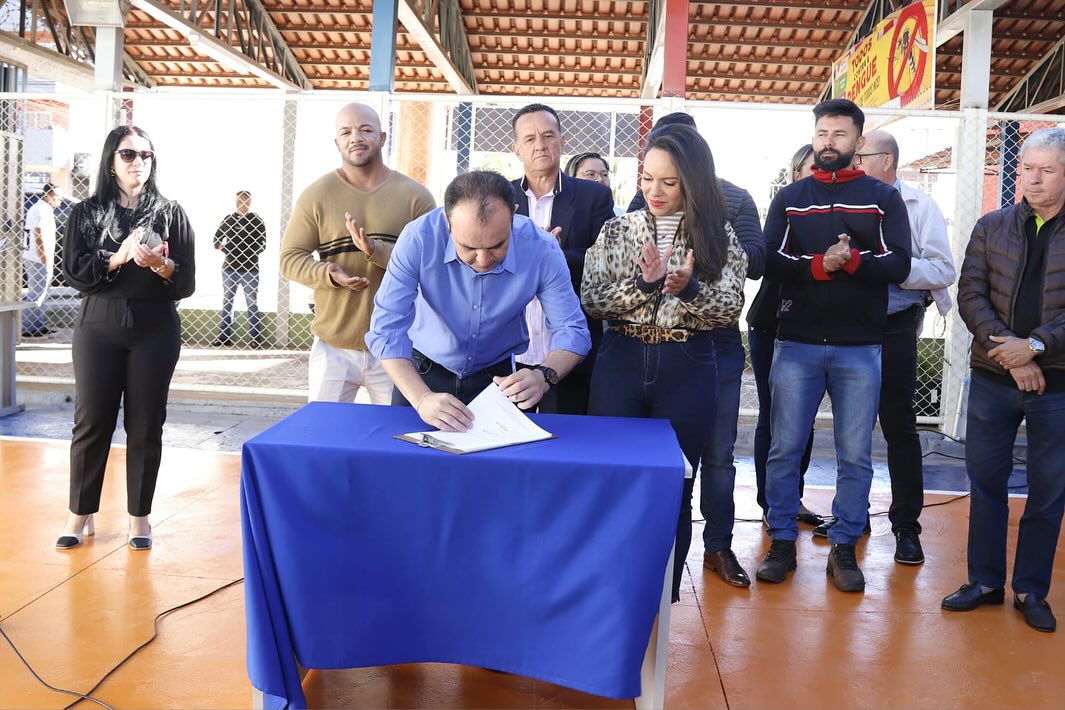 SECRETARIA DE EDUCAÇÃO ASSINA ORDEM DE SERVIÇO DA REFORMA COMPLETA DA ESCOLA MUNICIPAL MADRE PAULINA