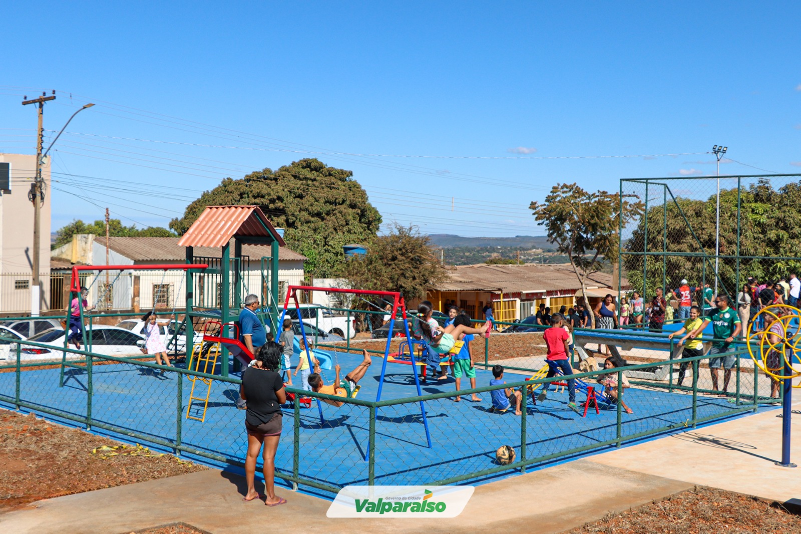 ESPAÇO DE ESPORTE E LAZER DO BAIRRO ARARUAMA É ENTREGUE À COMUNIDADE