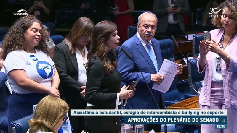 Senado aprova bolsa de R$ 700 para universitário de baixa renda — Senado Notícias