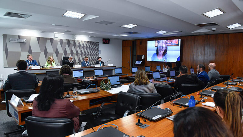 Prejudicados defendem proibir planos de saúde de cancelar unilateralmente — Senado Notícias