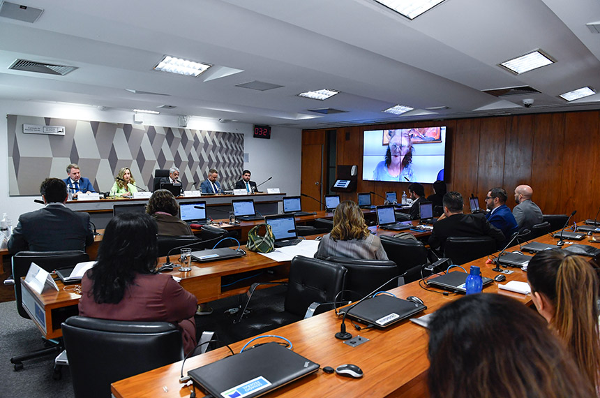 Prejudicados defendem proibir planos de saúde de cancelar unilateralmente — Senado Notícias