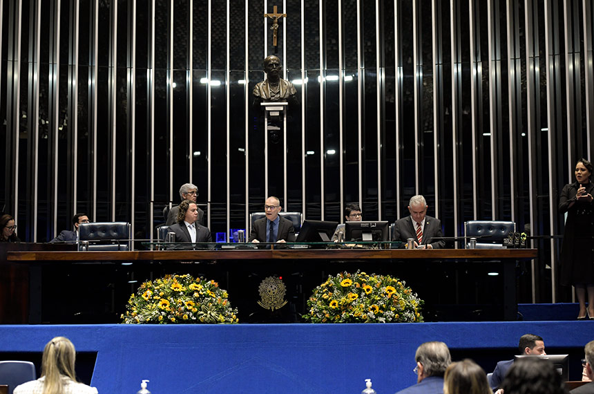 Senado homenageia pessoas e instituições que incentivam adoção tardia — Senado Notícias