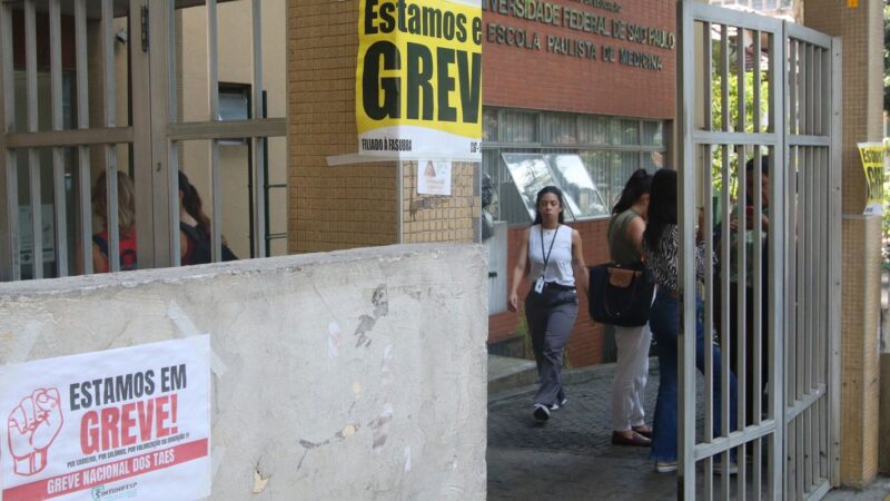 Docentes universitários em greve avaliam proposta do governo