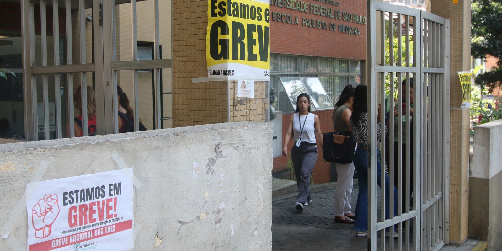 Docentes universitários em greve avaliam proposta do governo