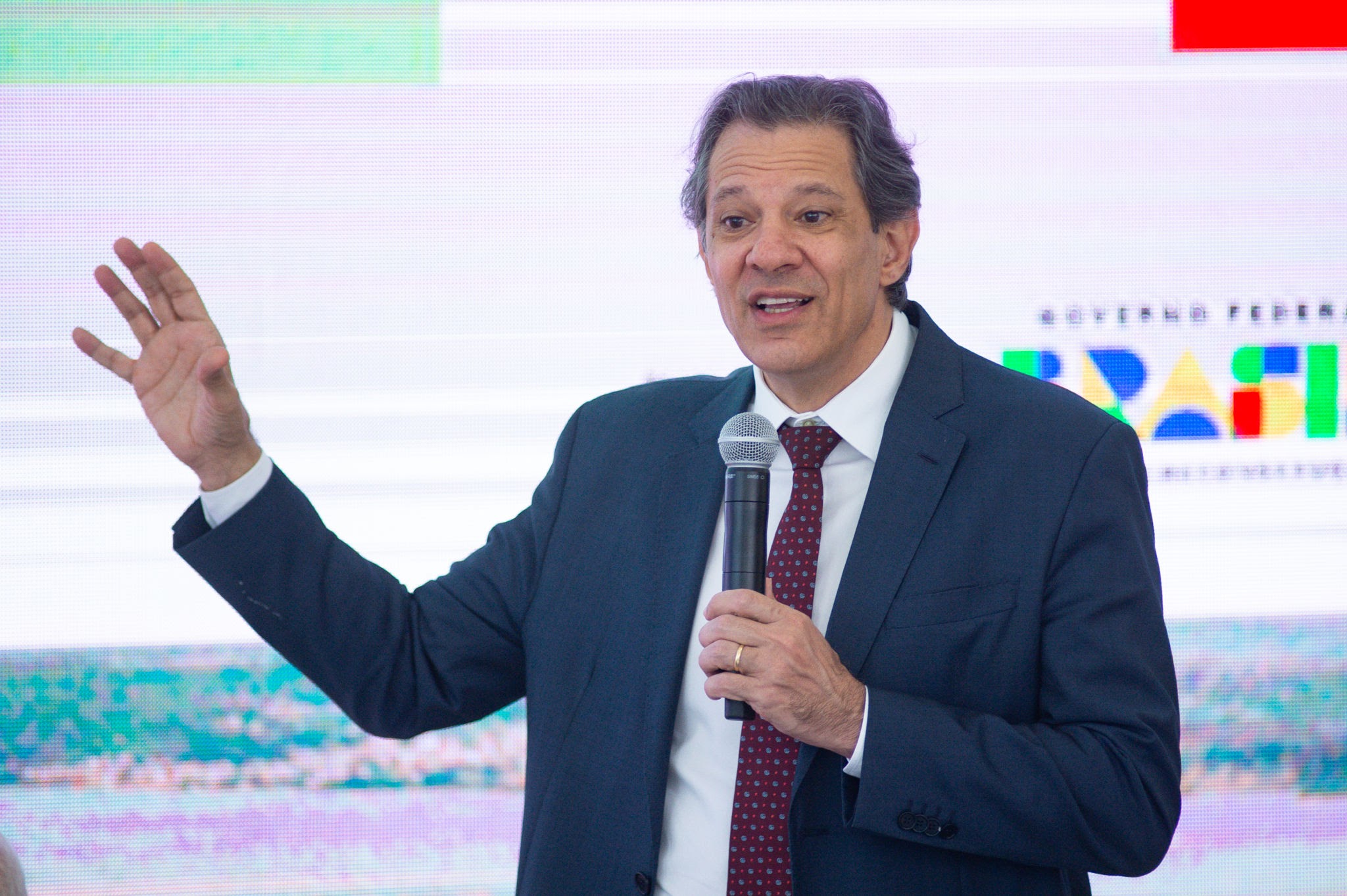 Fernando Haddad anunciou aumento no salário mínimo para 2025! Veja o novo valor e benefícios