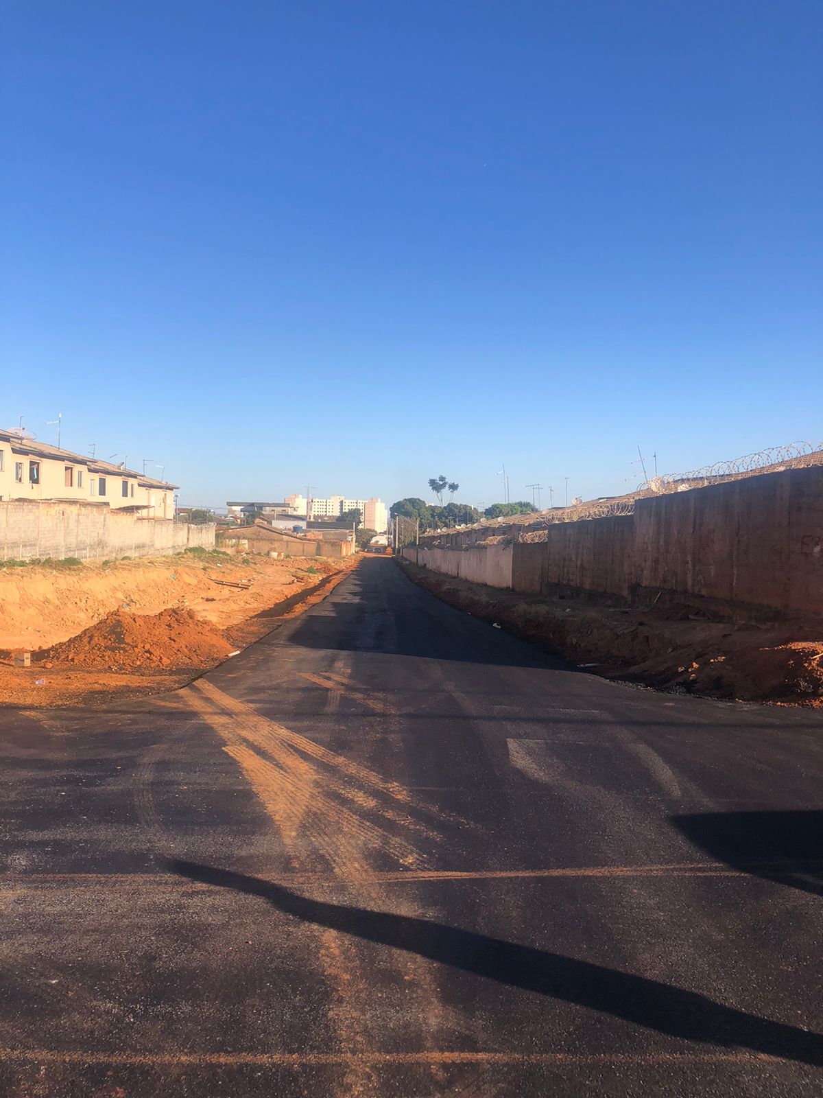 RUA TUPI, NO SETOR DE CHÁCARAS ANHANGUERA, RECEBE NOVO ASFALTO