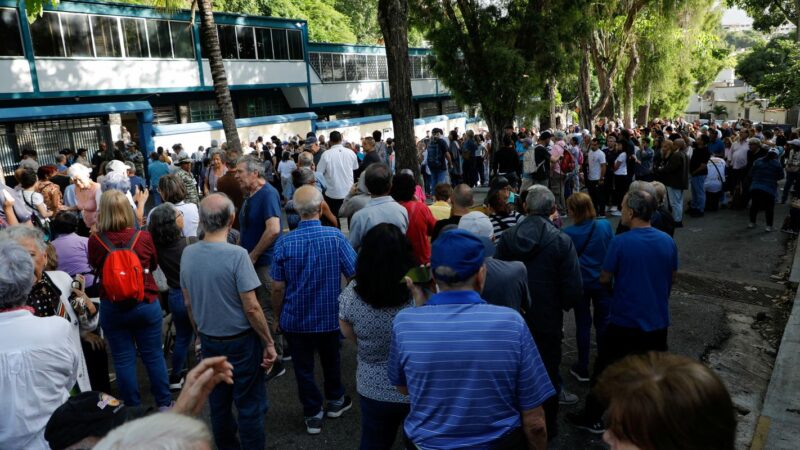 Venezuelanos vão às urnas eleger novo presidente