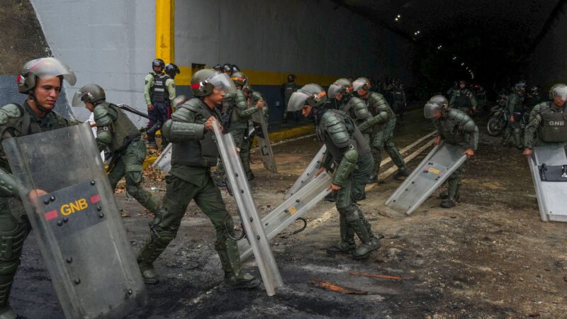 Atos na Venezuela têm 749 presos, sete mortos e 48 policiais feridos