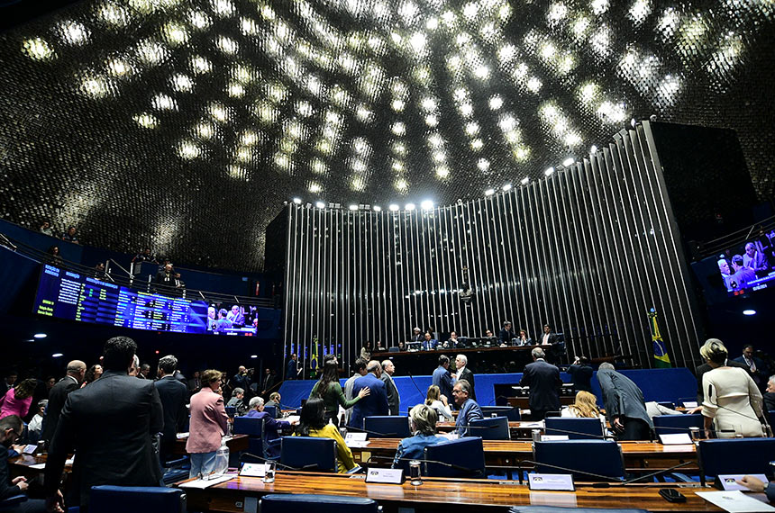 Assistência estudantil, ‘taxa das blusinhas’ e adaptação ao clima marcam o semestre — Senado Notícias