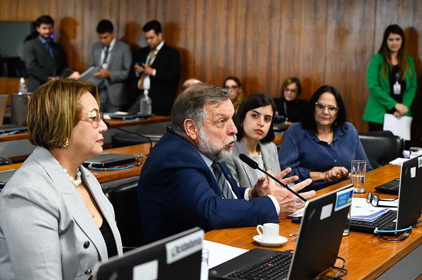 Criança tem direito de visitar mãe ou pai internados, decide CDH — Senado Notícias