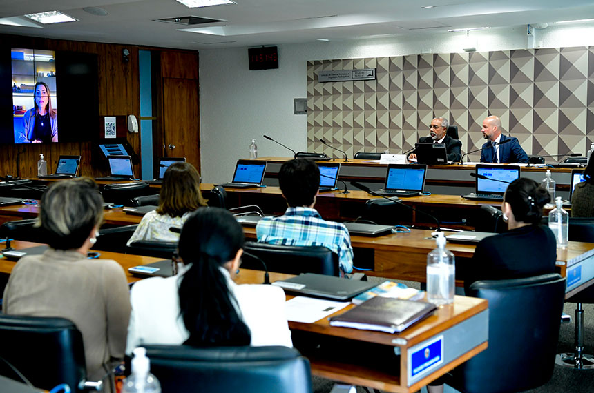 Projeto exige que universidades estimulem idosos a entrar na graduação — Senado Notícias