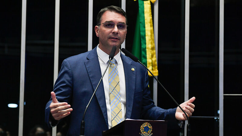 Flávio Bolsonaro manifesta solidariedade a Donald Trump após atentado nos EUA — Senado Notícias