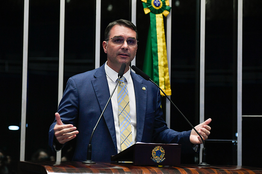 Flávio Bolsonaro manifesta solidariedade a Donald Trump após atentado nos EUA — Senado Notícias