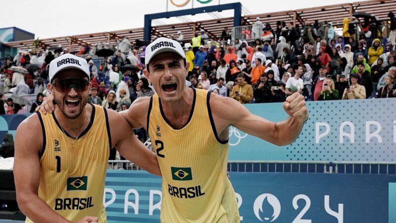 André e George sobram na estreia do vôlei de praia em Paris 2024