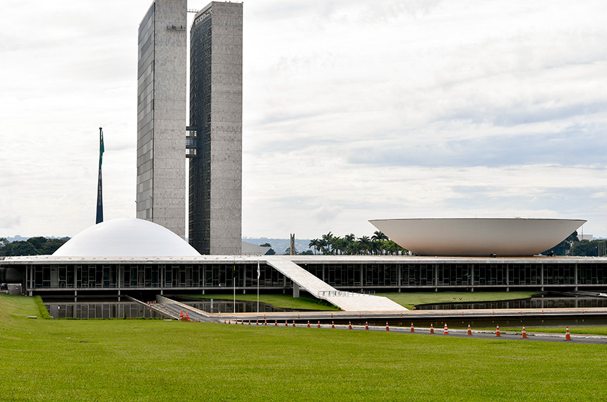 Senado vai debater PEC que perdoa e parcela dívidas dos partidos políticos — Senado Notícias