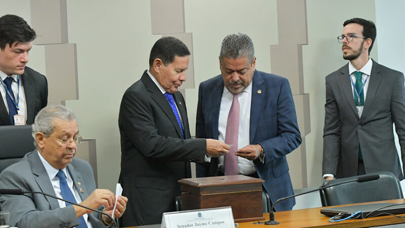 Conselho de Ética aceita pedidos e abre processos contra cinco senadores — Senado Notícias