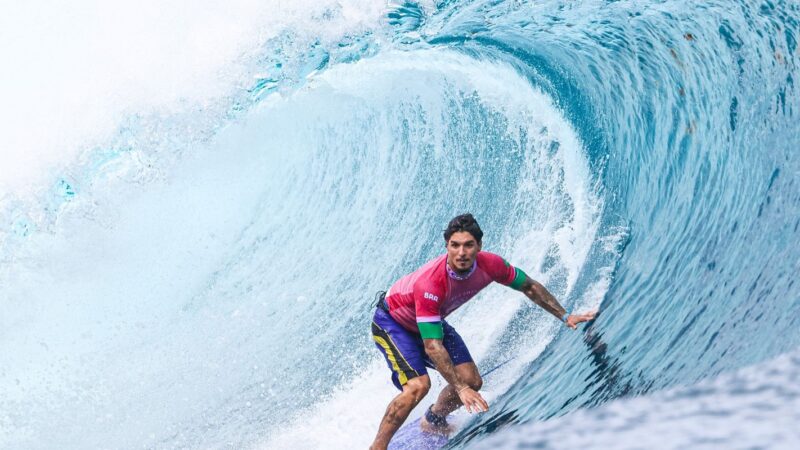 Gabriel Medina brilha em Teahupoo e chega às quartas de final no surfe