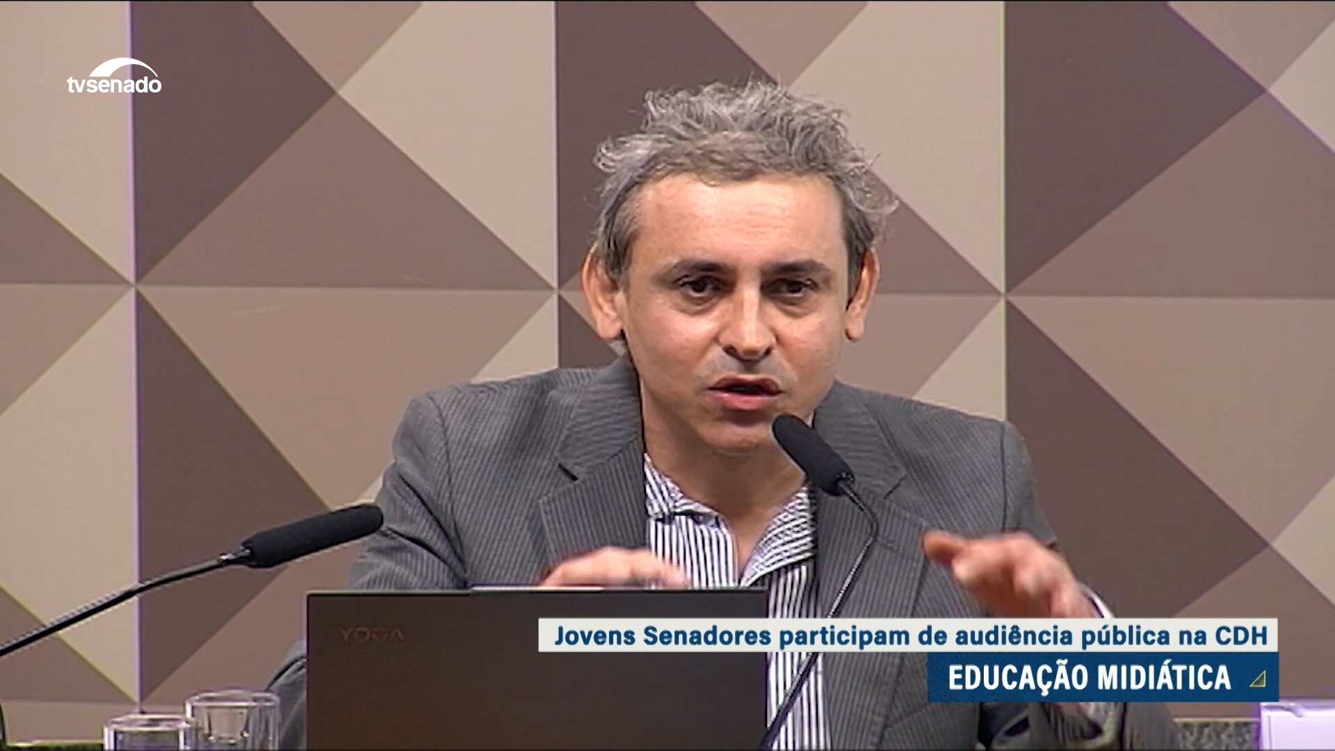 Educação midiática é fundamental para a democracia, aponta debate — Senado Notícias