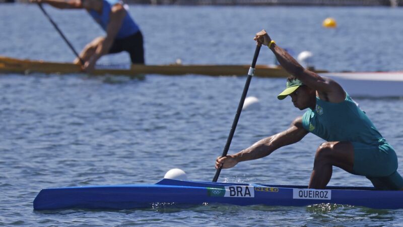 Isaquias Queiroz avança direto à semifinal da canoa individual