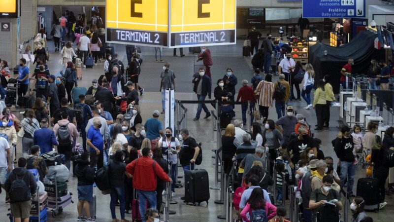 Transporte aéreo puxa alta do setor de serviços em junho