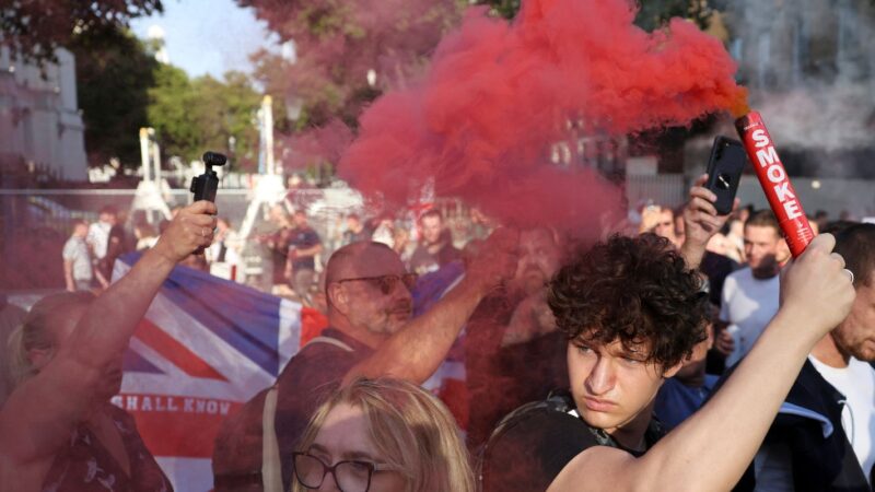 Mais de 100 são detidos na Inglaterra, em protestos anti-imigração