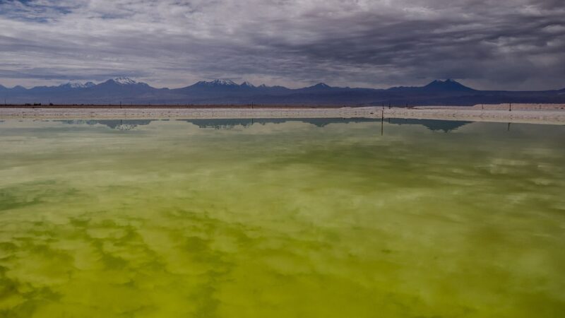 Mineração de lítio afunda lentamente salar do Atacama, diz estudo