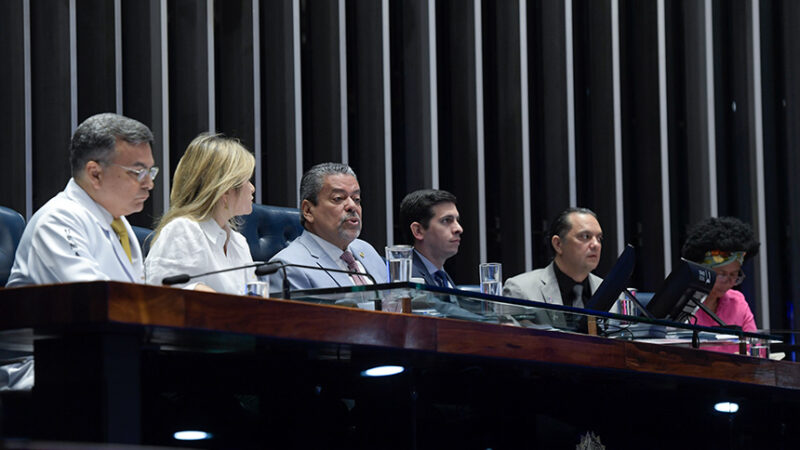 Danos causados pelo cigarro eletrônico dominam sessão pela prevenção do câncer — Senado Notícias