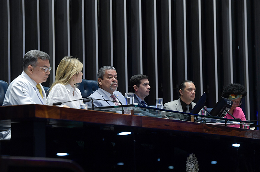 Danos causados pelo cigarro eletrônico dominam sessão pela prevenção do câncer — Senado Notícias