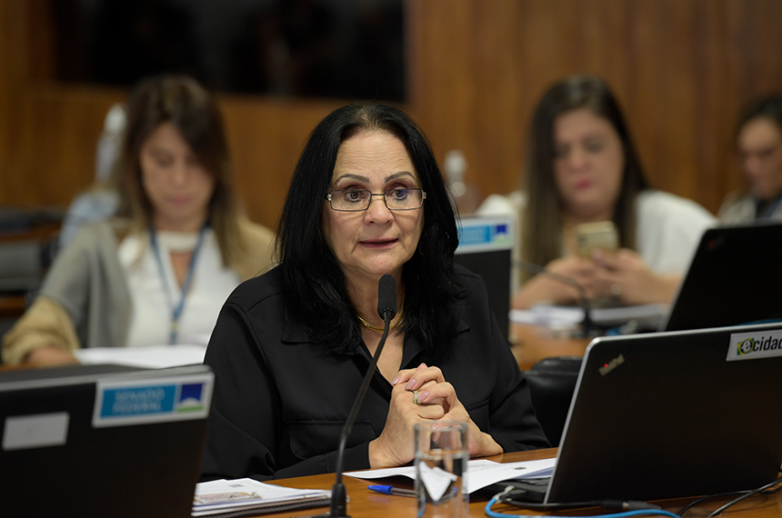 CDH aprova prioridade para pessoas com mais de 80 anos e com criança de colo — Senado Notícias