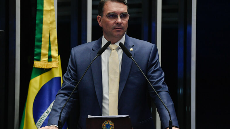 Flávio Bolsonaro pede impeachment de Alexandre de Moraes — Senado Notícias